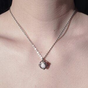 Vintage elegant silver pearl necklace with a delicate chain
